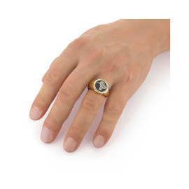 Pánsky prsteň zo žltého zlata s čiernym emailom a zlatým ornamentom 