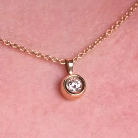 Náhrdelník s diamantom