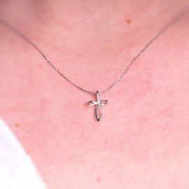 Náhrdelník krížik s diamantmi 