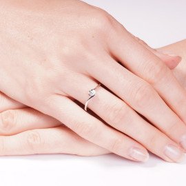 Diamantový zásnubný prsteň z 18k bieleho zlata