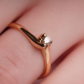 Zásnubný prsteň z 18K zlata s diamantom