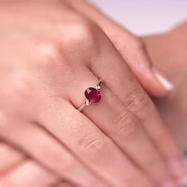 Zásnubný prsteň s rubínom a diamantmi 