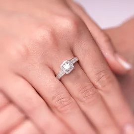 Diamantový prsteň z bieleho zlata 