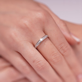 Zásnubný prsteň s diamantmi z bieleho zlata