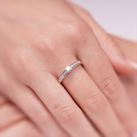 Zásnubný prsteň s diamantmi z bieleho zlata