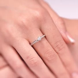 Zásnubný prsteň s diamantmi v bielom zlate