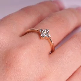 Zlatý prsteň s topásmi a diamantom