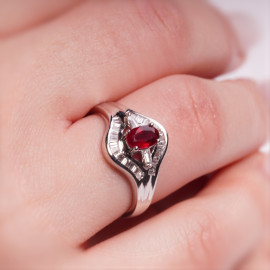 Diamantový prsteň s rubínom z 18k bieleho zlata - Alayah