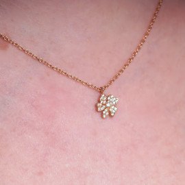 Náhrdelník s kvetinovým príveskom a čírymi zirkónmi