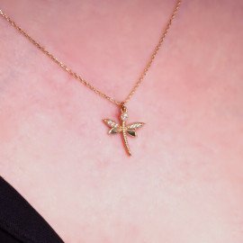 Zlatý náhrdelník s príveskom vážky a čírymi zirkónmi 