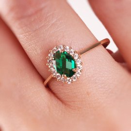 Prsteň so syntetickým smaragdom a zirkónmi