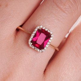 Prsteň so syntetickým rubínom a zirkónmi