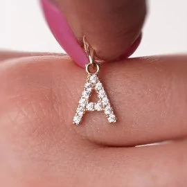 Elegantný prívesok písmeno A so zirkónmi - Zendaya