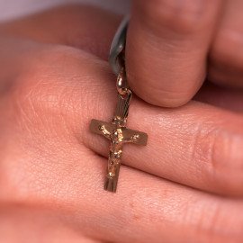 Prívesok krížik zo žltého zlata - Chanel