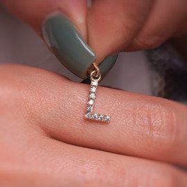 Elegantný prívesok písmeno L so zirkónmi - Faye