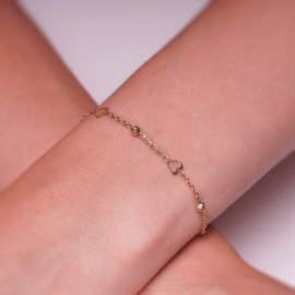 Jemný zlatý náramok so srdiečkami a guľôčkami 