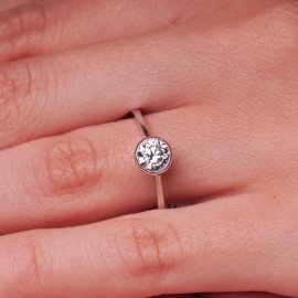 Prsteň z bieleho zlata so zirkónmi 