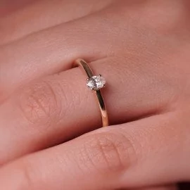 Zásnubný prsteň s oválnym diamantom - Rayna