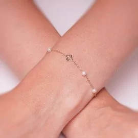 Náramok s perlami a štvorlístkami