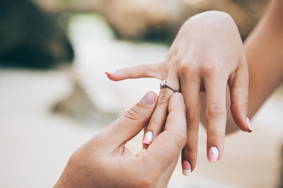 6 metód, ako potajme zistiť správnu veľkosť zásnubného prsteňa