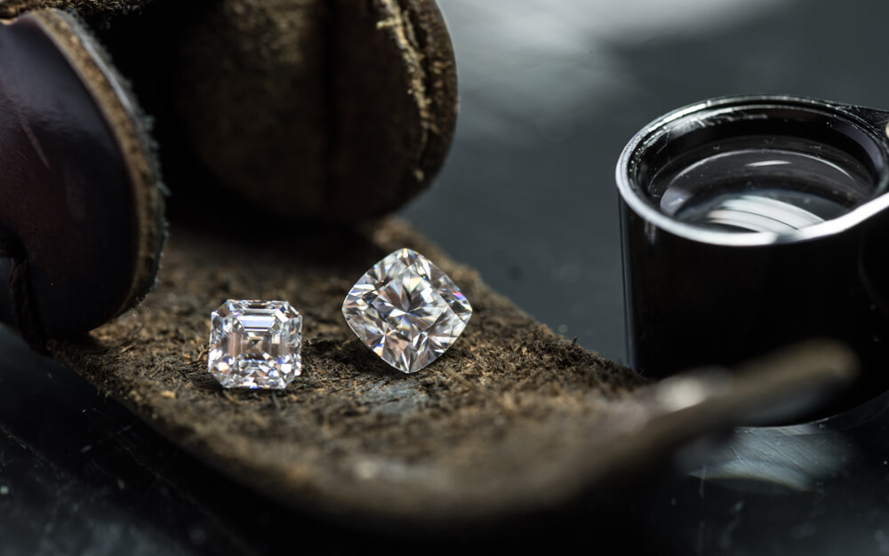 Porovnávame prírodné a laboratórne diamanty. Ktoré z nich si vybrať?